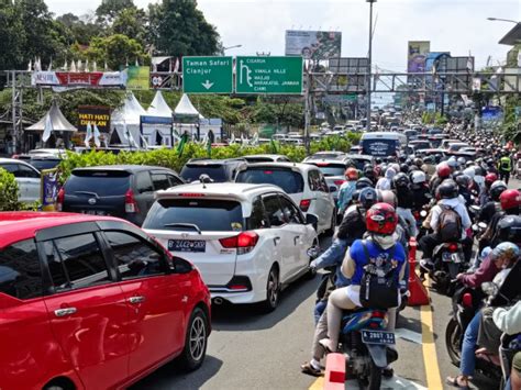 Jalur Puncak Macet Dipadati Kendaraan Roda Dua Okezone Megapolitan