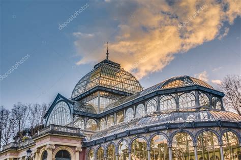 El Palacio De Cristal Una Estructura De Vidrio Y Metal Construida Por