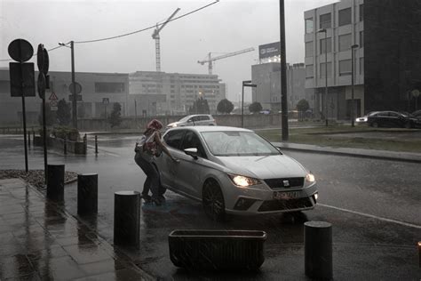 Galerija Oluja U Zagrebu Na Tre Njevki Vjetar Odnio Krov Sru Ilo Se