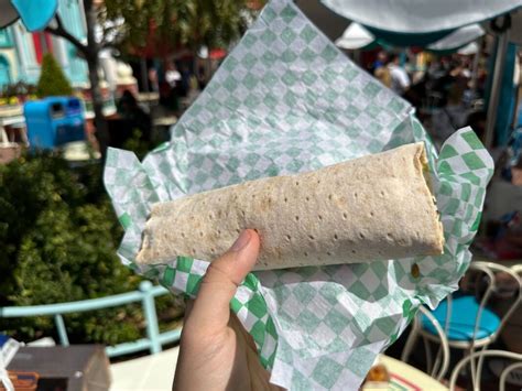 Review Caf Daisy Opens In Mickeys Toontown At Disneyland With Pizza