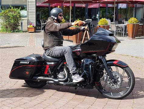 Harley Davidson Steht Startbereit Zur Ausfahrt Des Konrad Zuse Hotels