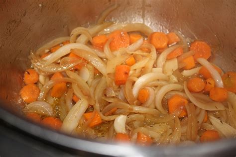 Cocina Tradicional Es Lomo En Salsa De Zanahorias Y Cebolla