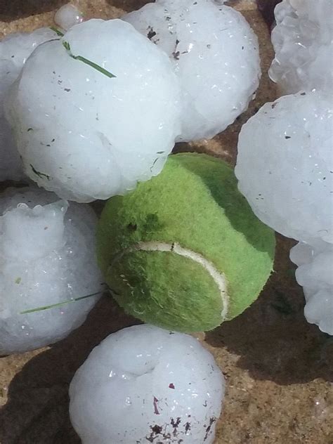 Una Granizada Rompe Las Lunas A Un Centenar De Coches Y Agujerea