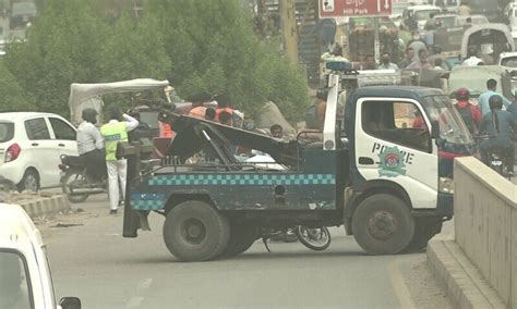 بلوچ کالونی پل پر الٹنے والے آئل ٹینکر کو جائے حادثہ سے ہٹا دیا گیا