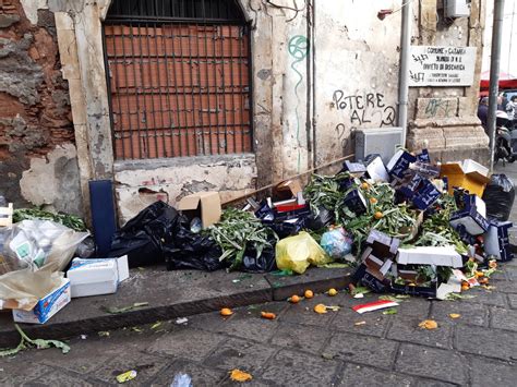 Catania Rifiuti Sotto Il Cartello Di Divieto In Via Calvagna La Sicilia