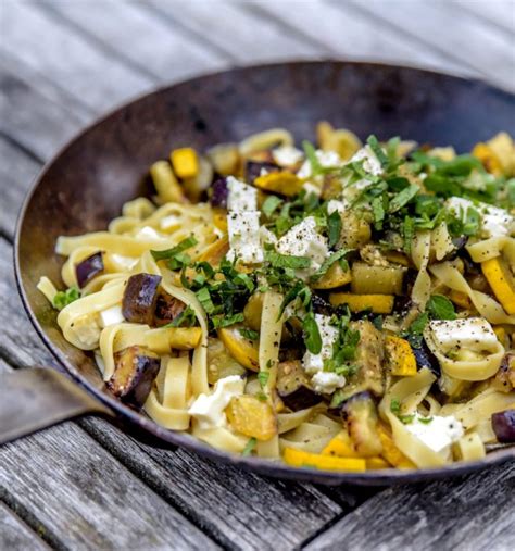 Auberginen Zucchini Pasta mit Schafskäse