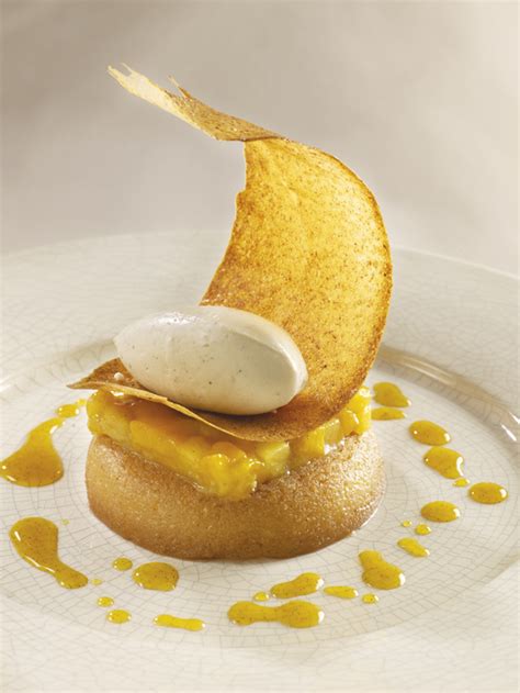 Savarin aux arômes de vanille et fruits caramélisés une crème glacée