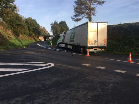 Accident Un Camion Au Foss Jugon Les Lacs Une Grue Devra Le D Panner