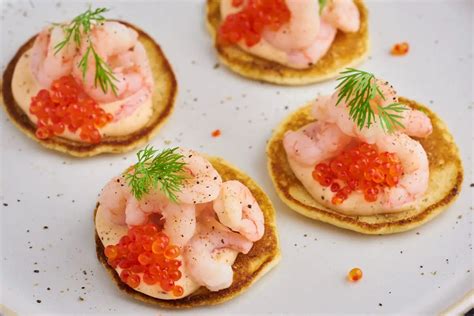 Blinis med rejer Opskrift på nem forret med rejer og kaviar