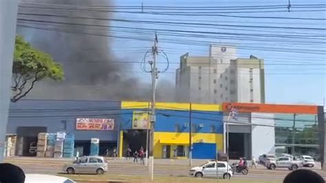 Vídeo incêndio atinge veículo em barracão de empresa em Londrina Tem