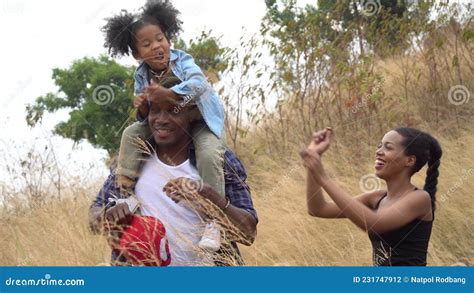 Feliz Familia Afroamericana En La Naturaleza Al Aire Libre Padre