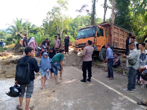 Longsor Di Subulussalam Lumpuhkan Jalur Transportasi Aceh Sumut