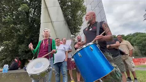 Ex Gkn la protesta degli operai alla torre di San Niccolò Video