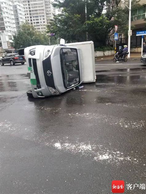 海口两车相撞后小货车侧翻 雨天路滑经过路口记得减速慢行