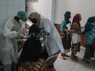 Pemeriksaan Gigi Gratis Untuk Buruh Gendong Antara Foto