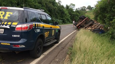 Tombamento de caminhão deixa trânsito lento na BR 386 em Pouso Novo