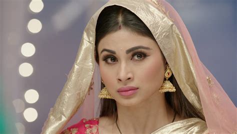 Mouni Roy Looks Breathtakingly Beautiful As Shivangi On Naagin 2