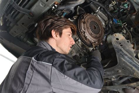 Automechaniker Der Unter Dem Auto Und Der Ndernden Kupplung Arbeitet