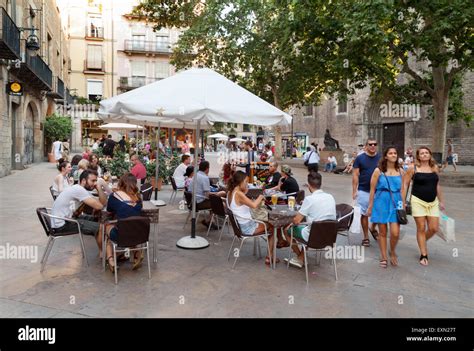 Las Personas Que Tienen Una Bebida Y Comida En Un Bar De Tapas Cafe El