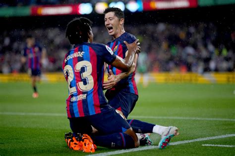 Fiesta Blaugrana En El Camp Nou El Bar A Golea Al Betis Y Se Acerca A