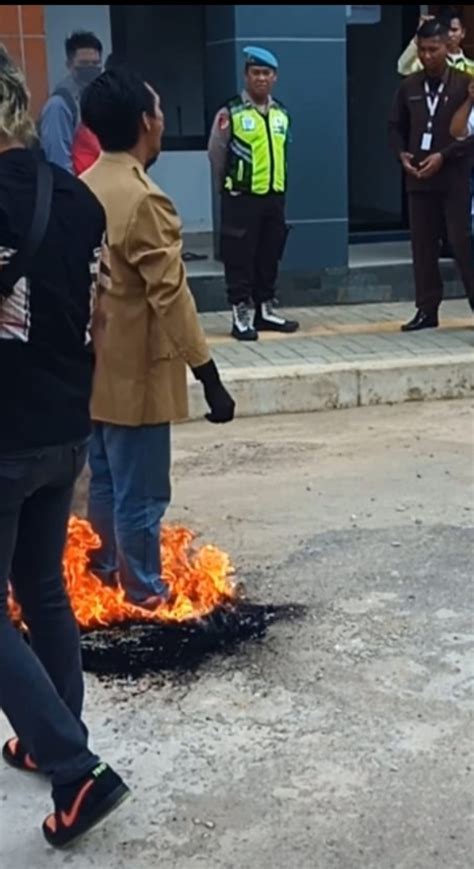 Aksi Bakar Diri Dan Ban Bekas Komite Peduli Pendidikan Serukan Tutup