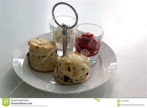 Poca Torta Con Crema Y Mermelada De Fresa Foto De Archivo Imagen De