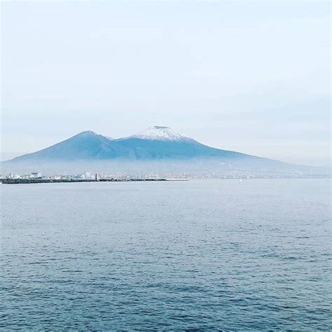 Napoli La Cima Del Vesuvio Imbiancata Dalla Neve Gallery