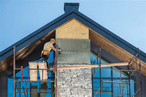 Obrero De La Construcci N Instalando Una Barniz De Piedra En Una Casa