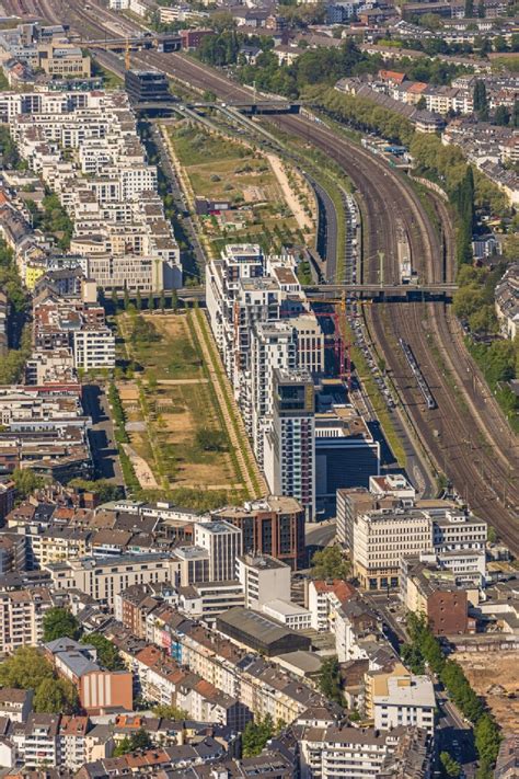 Düsseldorf von oben Neubau Hochhaus Baustelle der Hotelanlage