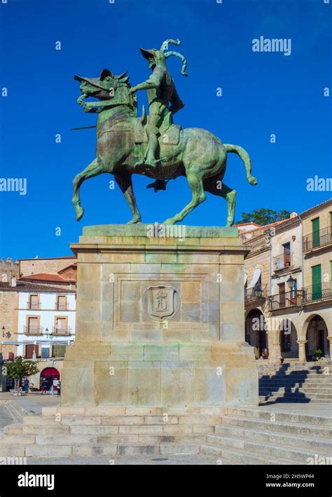 Statue Du Conquistador Espagnol Francisco Pizarro Sur La Plaza Mayor De