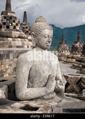 La antigua estatua de Buda en Borobudur el monumento budista más