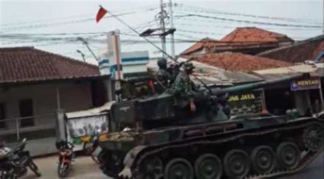 Hilang Kendali Tank Milik TNI Tabrak Gerobak Gorengan Dan Lindas Motor