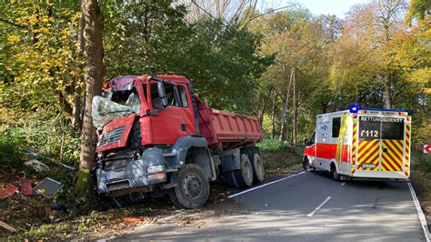 Lkw knallt gegen Baum um Zusammenstoß zu vermeiden Autofahrer flüchtet