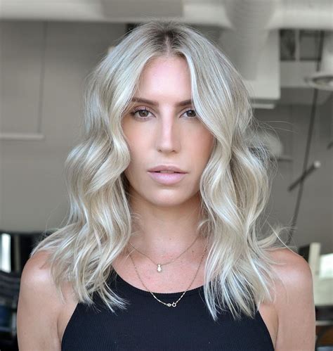 Choose To Flaunt This Platinum Blonde Hair And Youll Be Pleased Style It With Waves And You