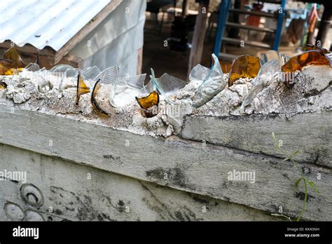 Broken Glass On Top Of A Wall Fotos E Im Genes De Stock Alamy