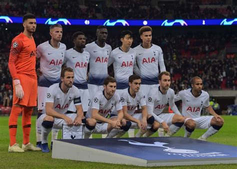 Players of Tottenham Hotspur line up for the team photo prior to the ...