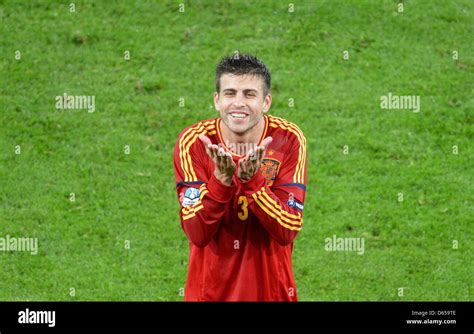 Gerard pique kiss hi-res stock photography and images - Alamy