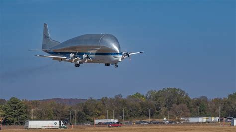 Watch NASA’s Super Guppy transport plane land in Alabama | Popular Science