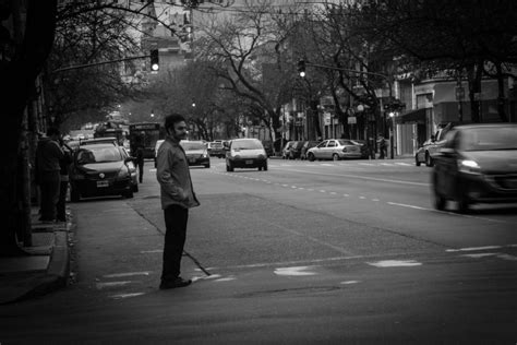 Fotos Gratis Hombre Peatonal En Blanco Y Negro La Carretera Calle