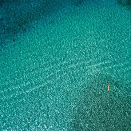 Ischia Si Addormenta Sul Materassino E Finisce Al Largo Salvato