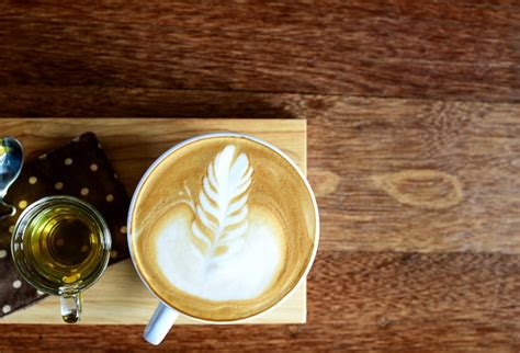 Vue De Dessus De Café Latte Sur Plancher En Bois Photo Premium