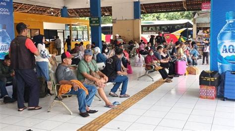 Pemudik Tiba Di Terminal Kampung Rambutan Selama Arus Balik