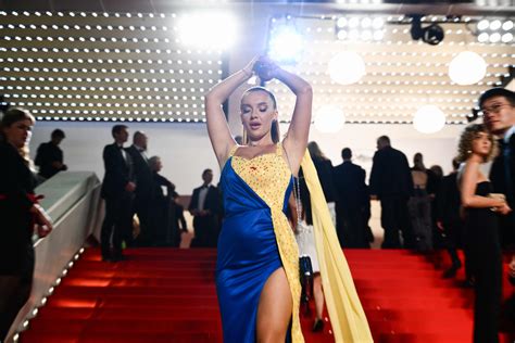 Mulher vestida as cores da Ucrânia cobre se de sangue em Cannes