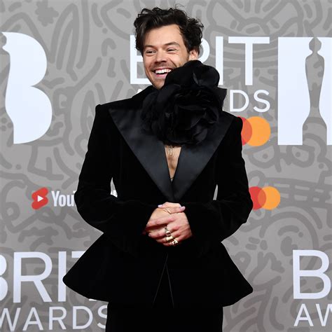 Brit Awards 2023: Harry Styles Wears Suit, Flower Choker | Us Weekly