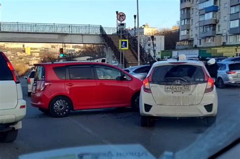 "Стопорят всех": серьезное ДТП в районе Владивостока блокирует движение ...