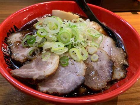 【麺家いろは Cic店】魚介醤油香る富山ブラックラーメン「〆にピッタリのあっさり系」 とみもぐ