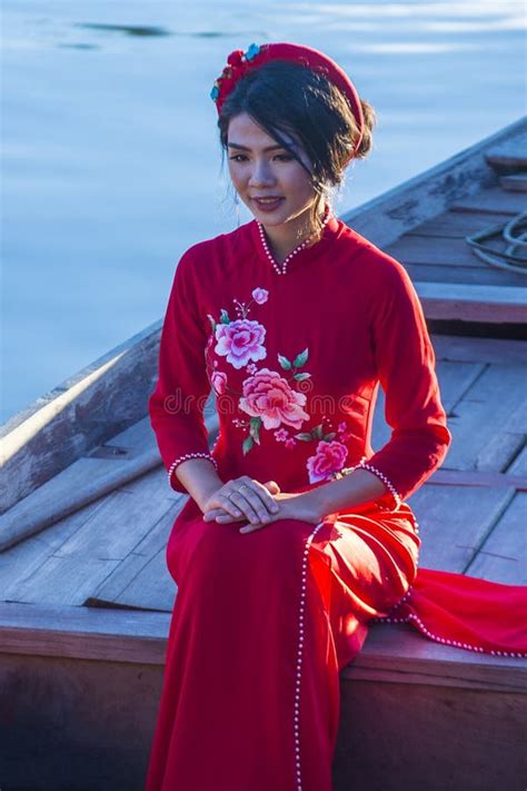 Mujer Vietnamita Con El Vestido Del Ao Dai Foto Editorial Imagen De