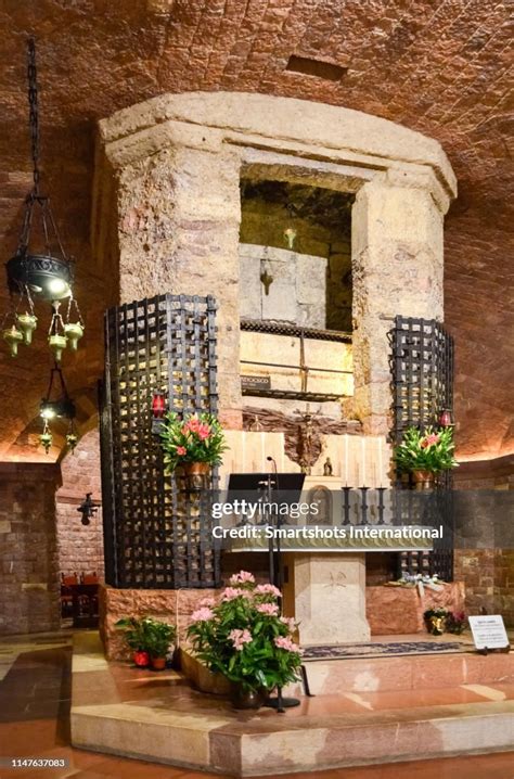 St Francis Of Assisi Tomb In Basilica Di San Francesco In Assisi Umbria Italy Foto De Stock