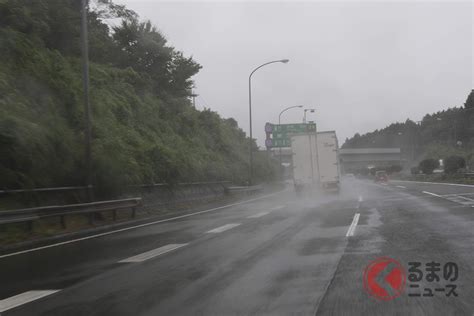 高速道路で集中豪雨に遭遇！ 視界が悪くて進めない場合の対処方法は？ くるまのニュース