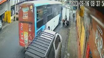 Chofer muere aplastado por su propio autobús en Costa Rica VIDEO